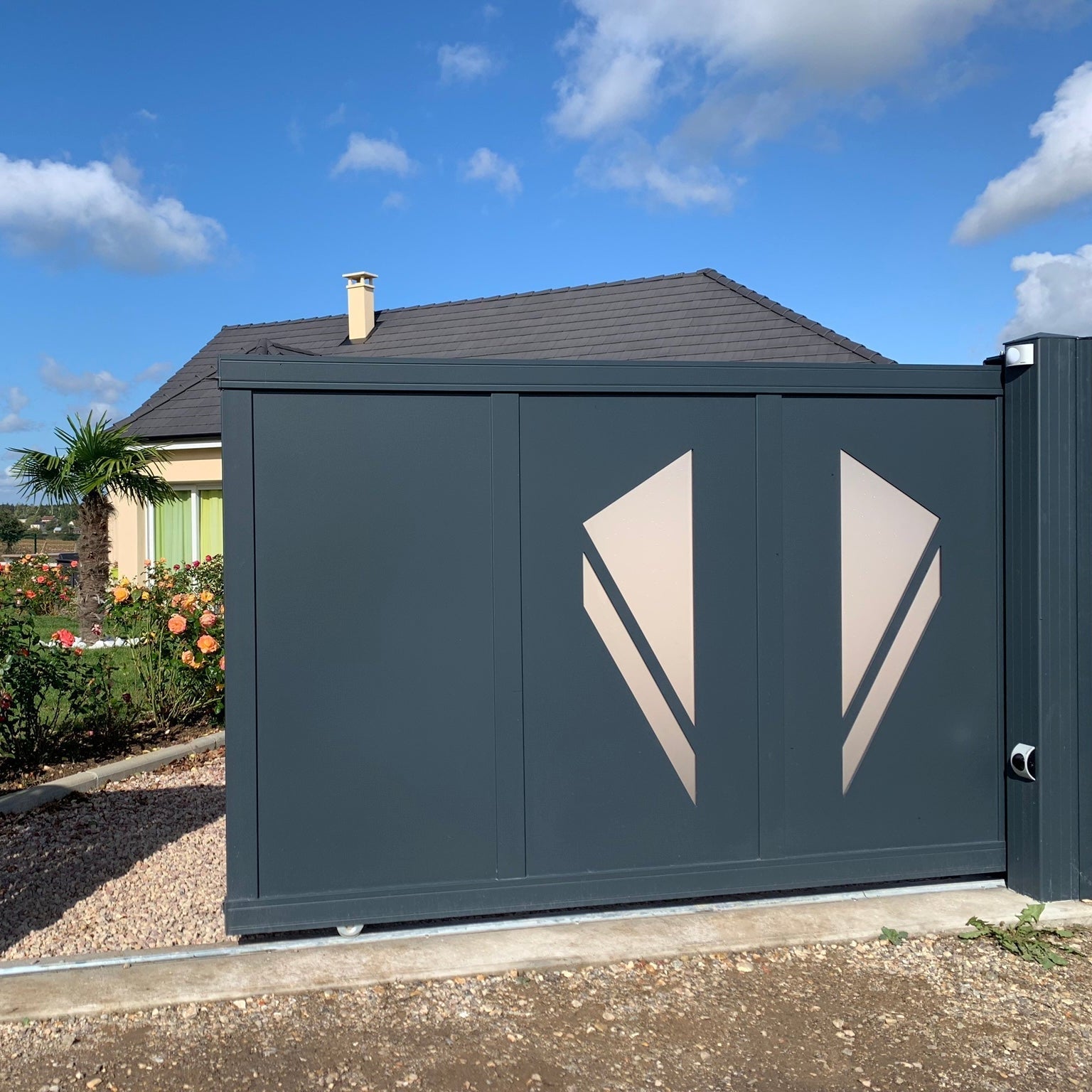 Motifs et designs de portails aluminium : idées pour une entrée moderne