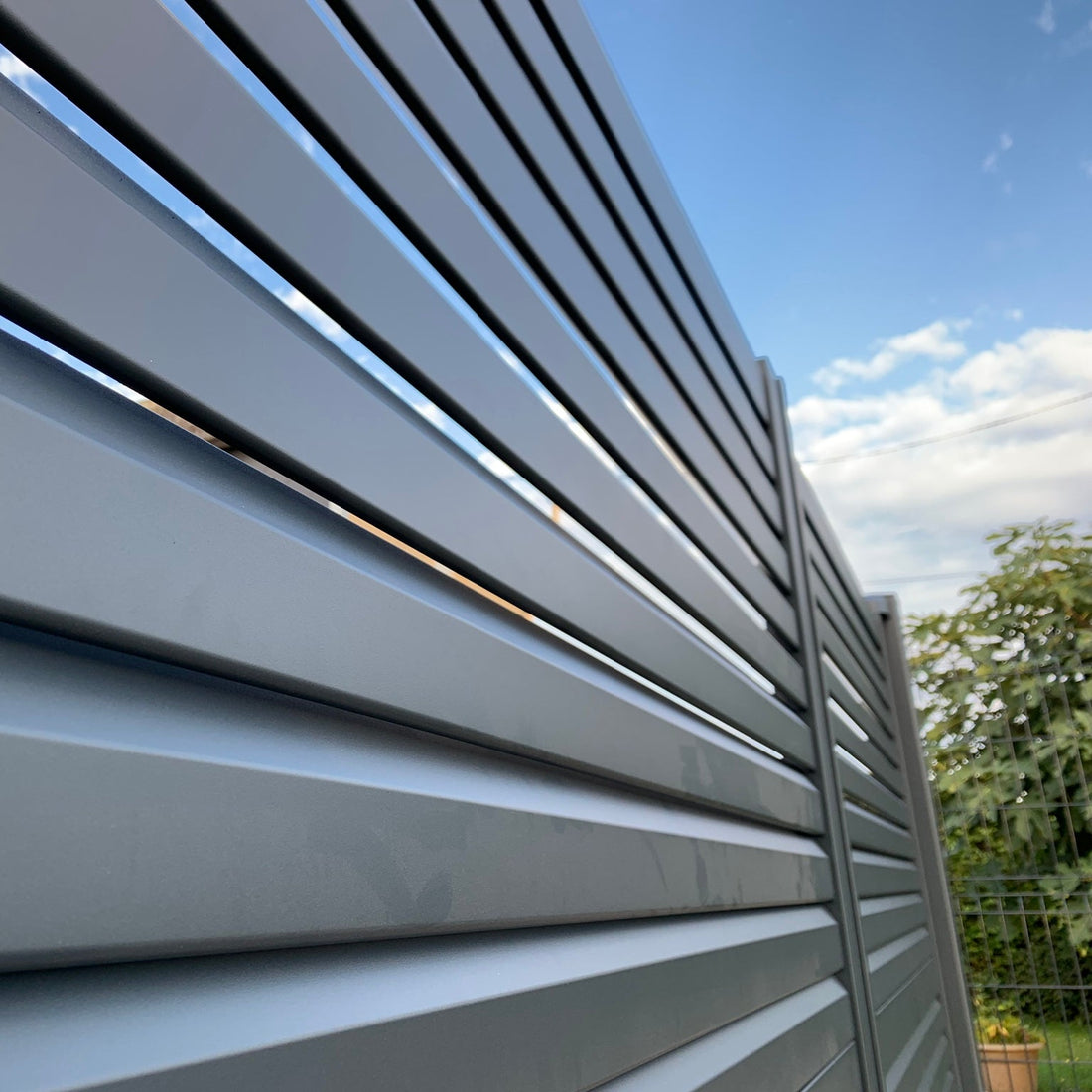 Portail aluminium résistant au vent : bien choisir en zone exposée