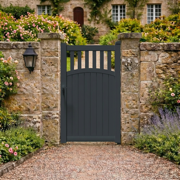 Mise en situation du portillon Hermès en aluminium gris anthracite, entre des piliers en pierre