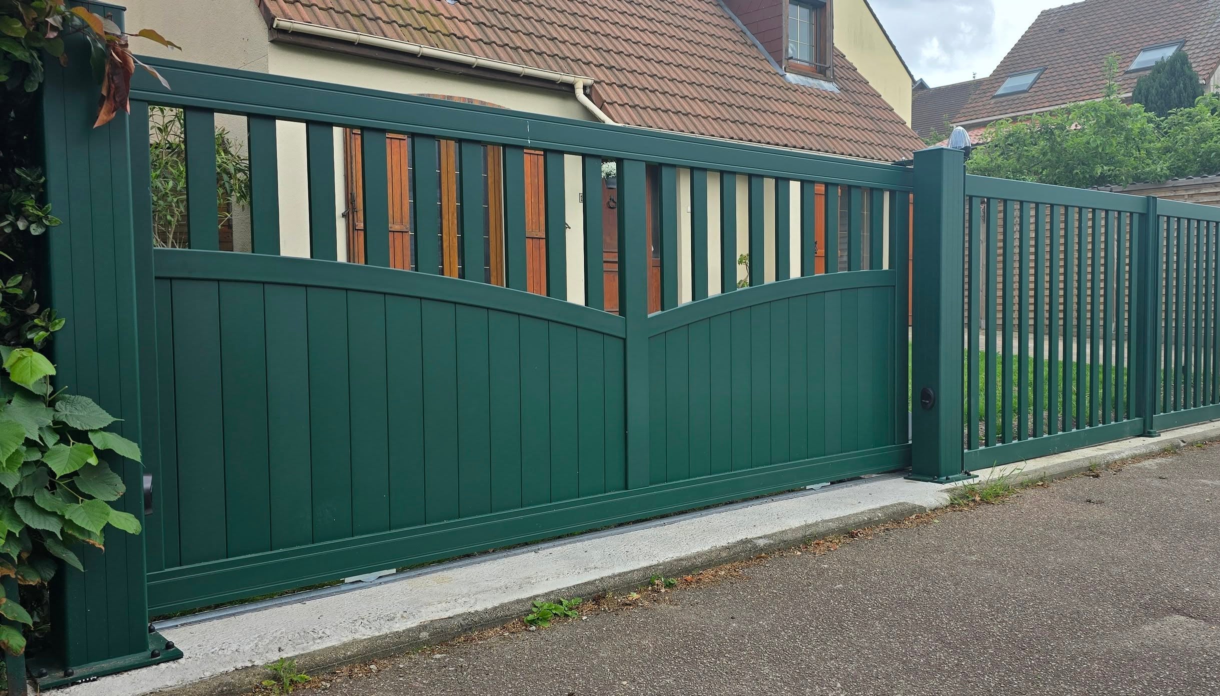 Portail coulissant Essentiel Poséidon installé chez un client