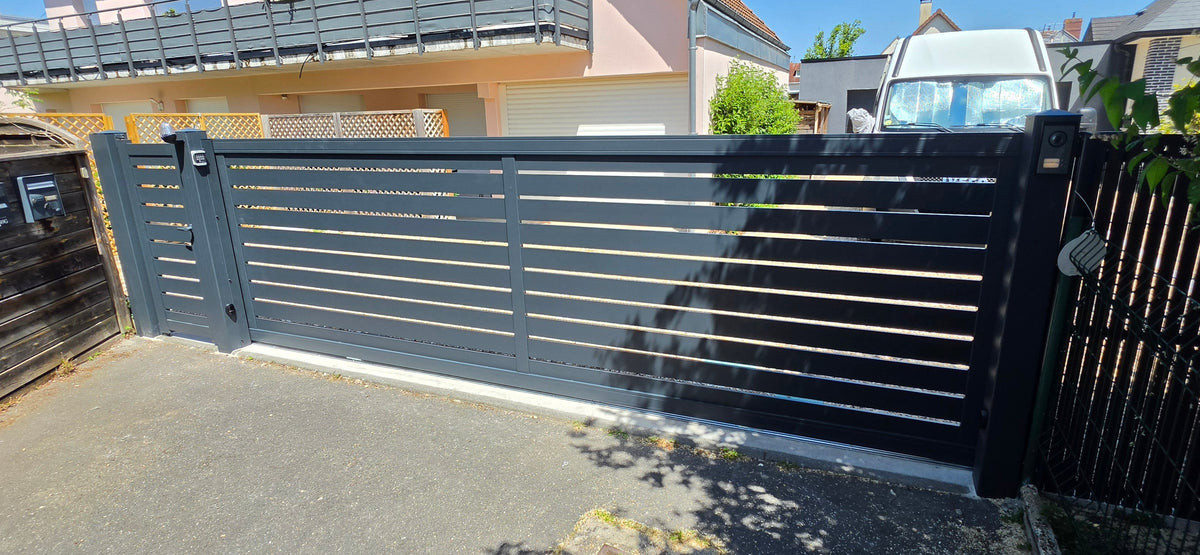 Portail coulissant Calliope en aluminium ajouré avec portillon assorti