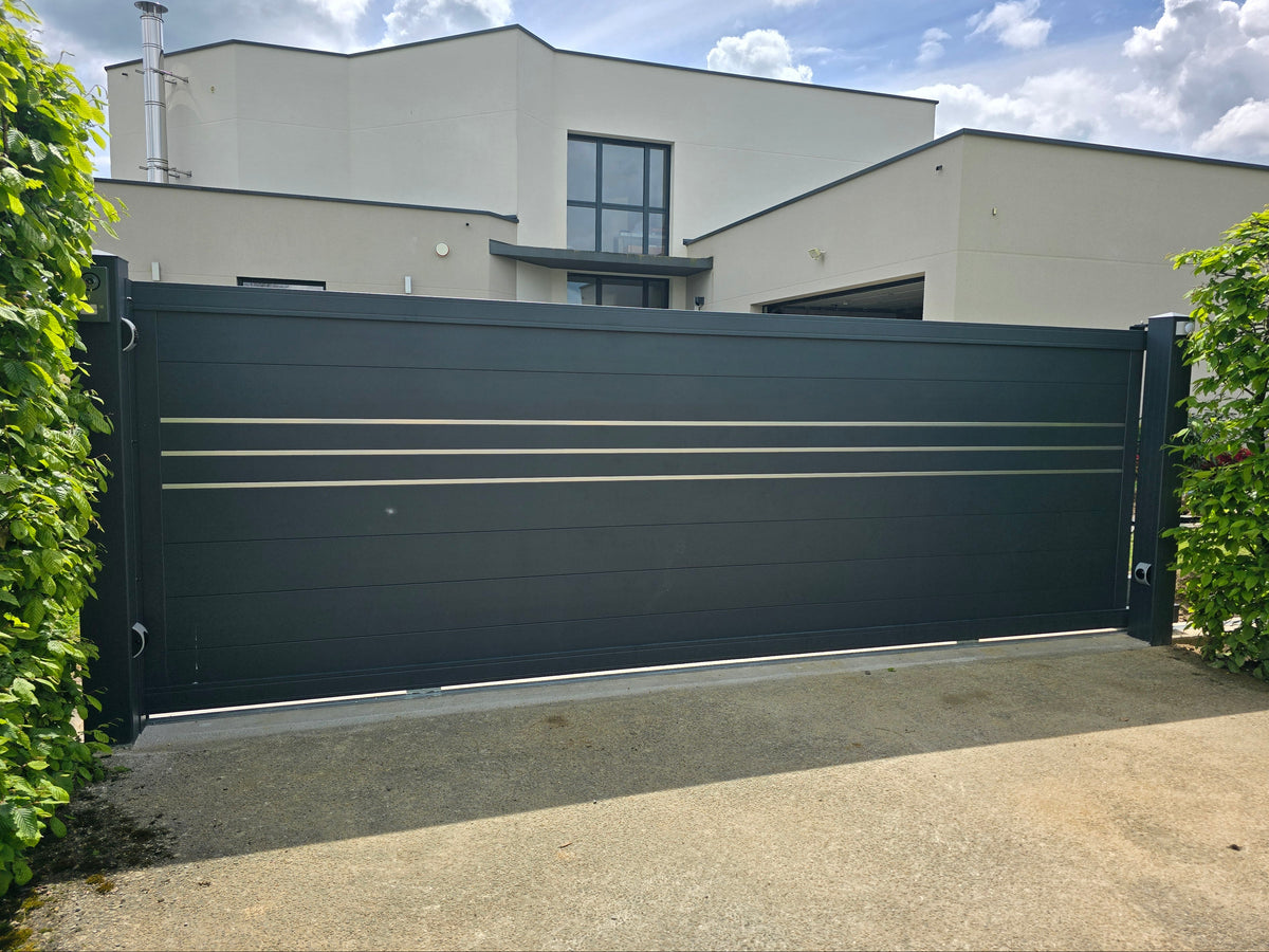 Portail coulissant Hébé gris anthracite avec trois lignes décoratives Alunox