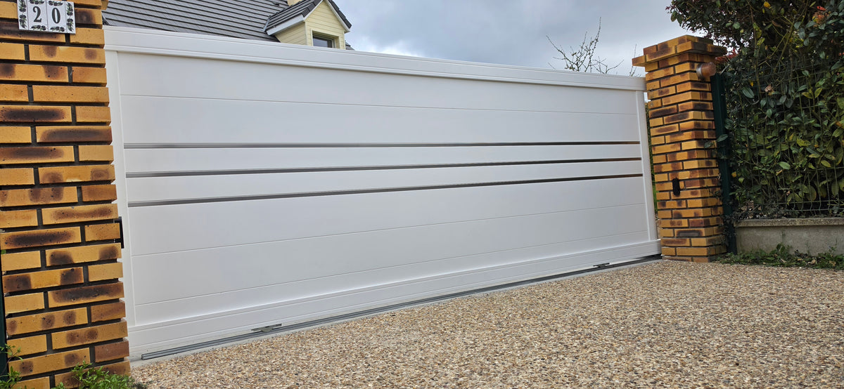 Portail coulissant Hébé blanc avec lignes décoratives Alunox